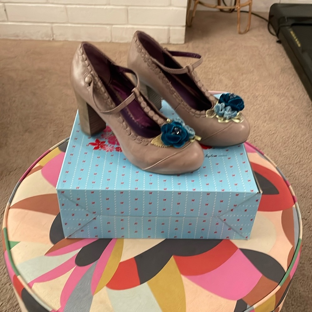 Poetic license London calling heel